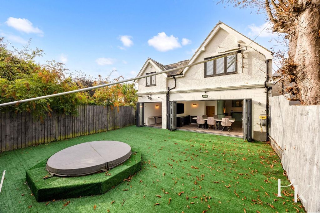 Property photo 2 of 31