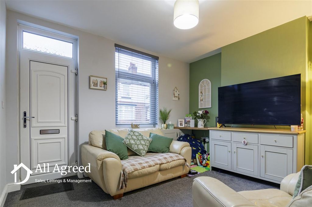 Property photo 2 of 16 Lounge