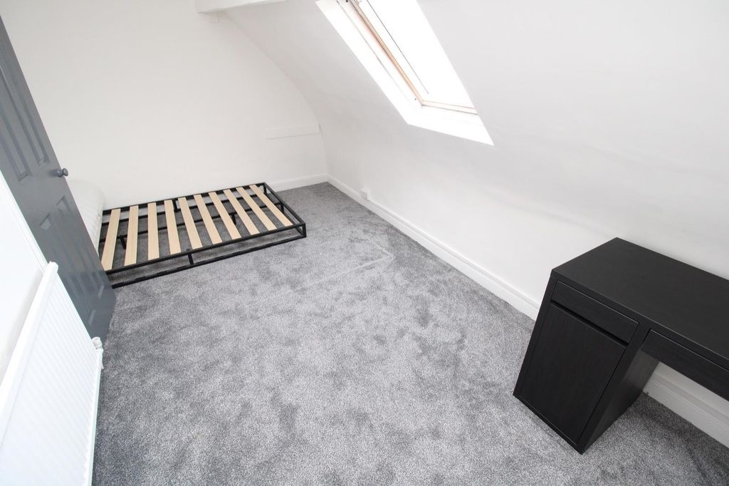 Property photo 1 of 4 Bright Airy Bedroom With Modern Skylight Window...