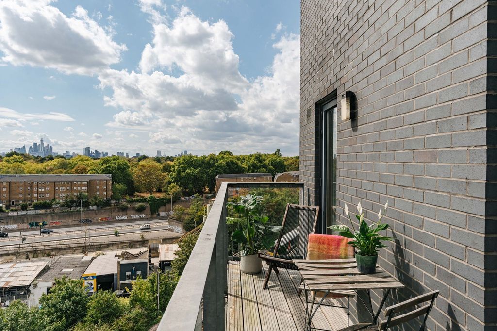 Property photo 3 of 16 Biggs Square E9