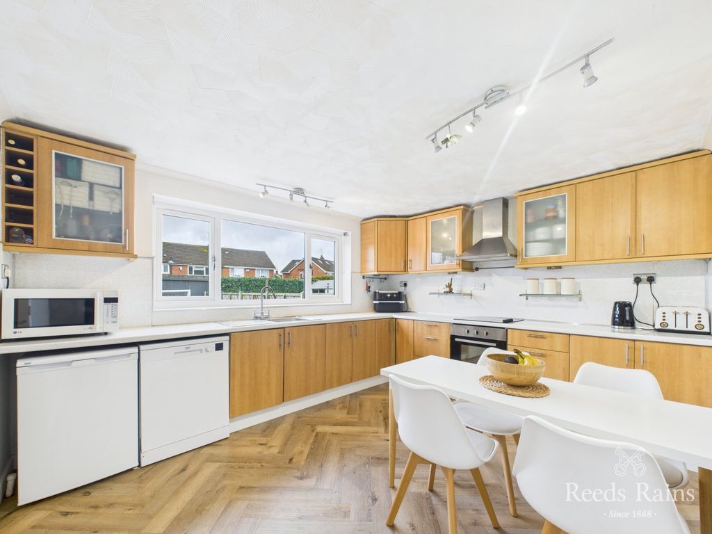 Property photo 3 of 26 Dining Kitchen