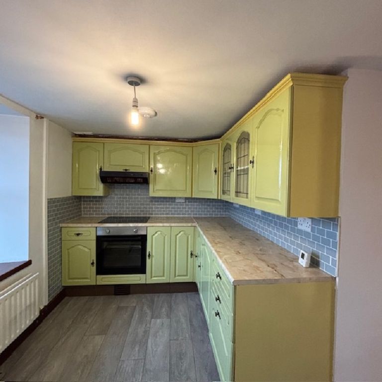 Property photo 3 of 8 Kitchen