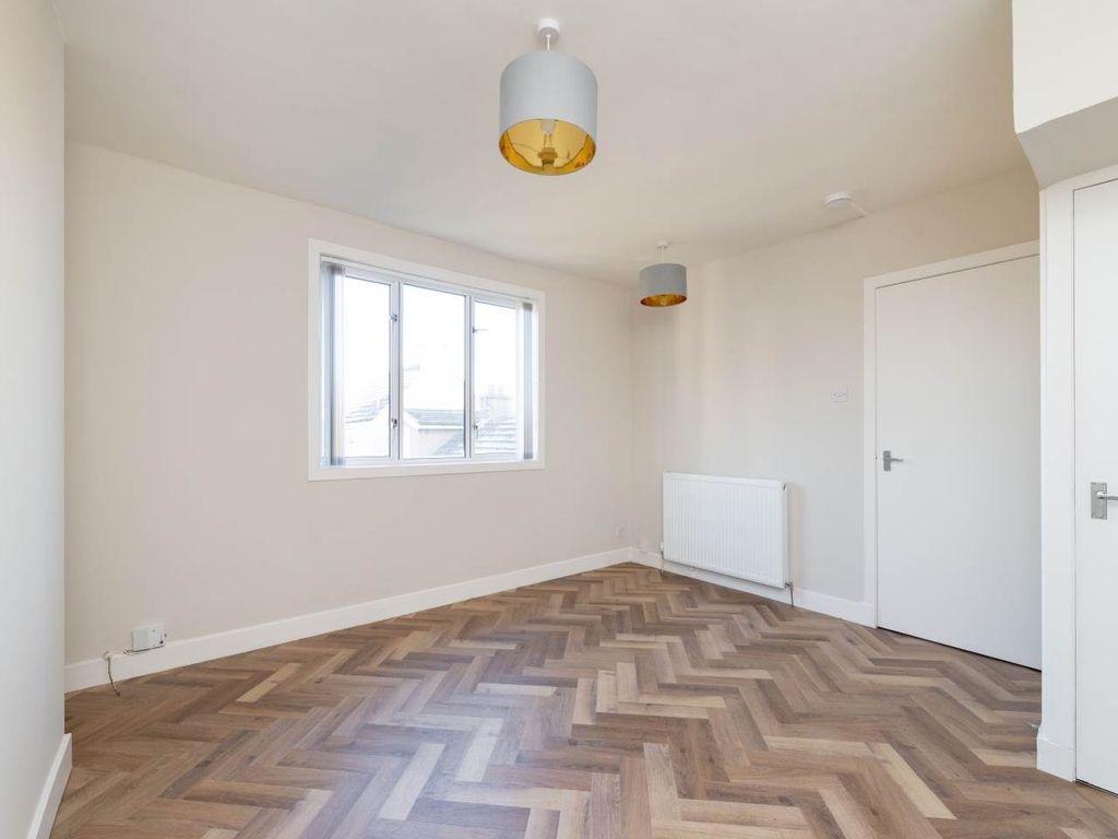 Property photo 2 of 7 Living 1