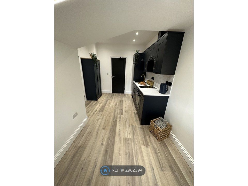 Property photo 3 of 12 Room 4