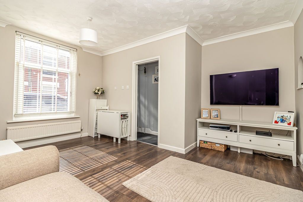 Property photo 2 of 16 .