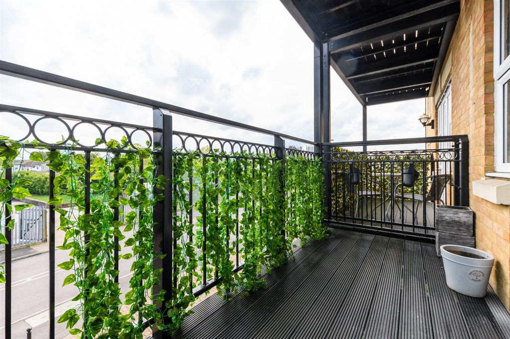 Property photo 3 of 8 Balcony