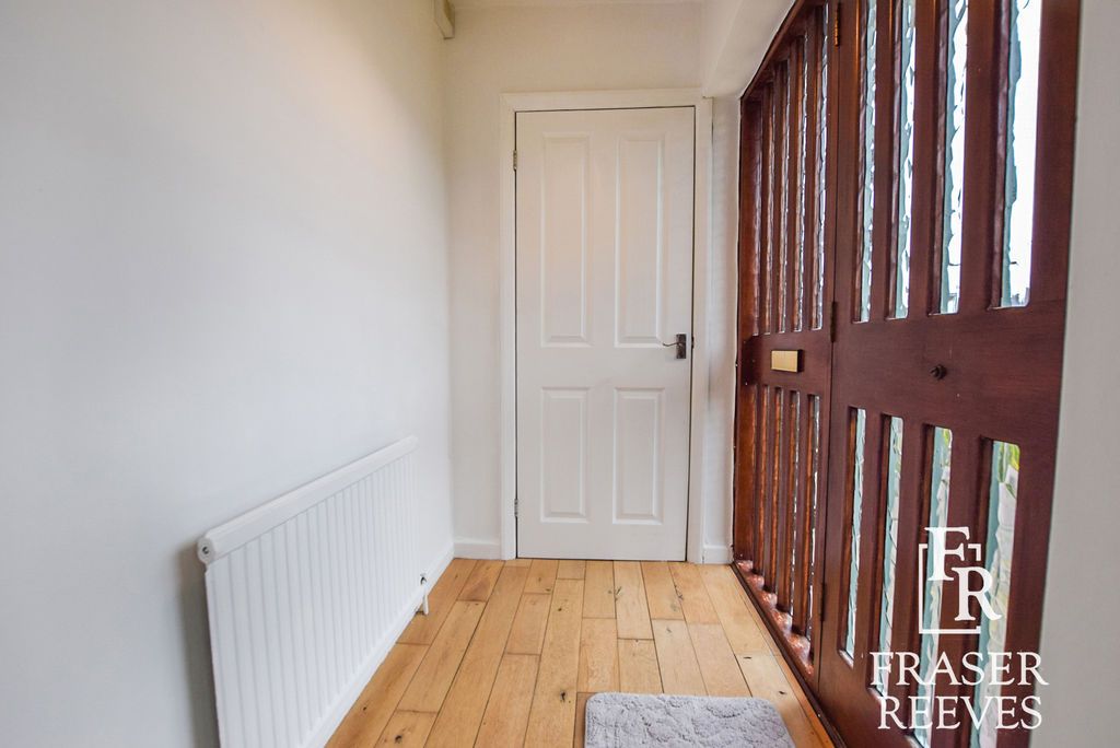 Property photo 2 of 16 Entrance Hall