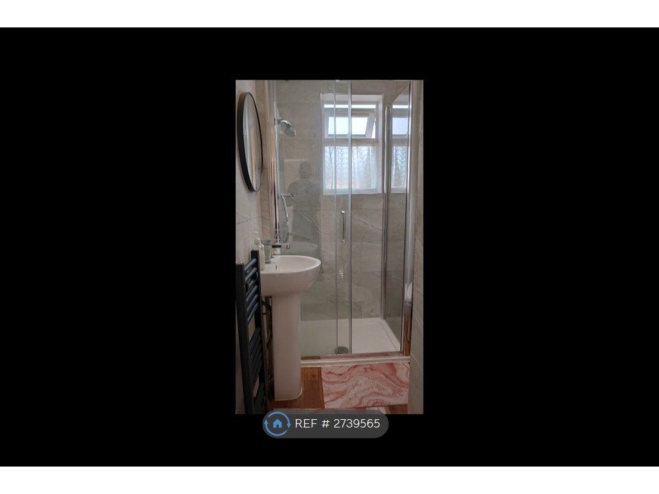 Property photo 2 of 11 1st Floor Shower Room