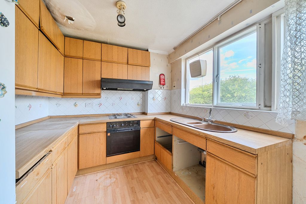 Property photo 2 of 14 1523383-10-6Aac05...