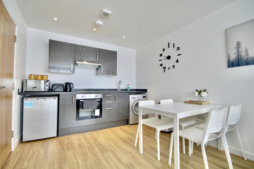 Property photo 2 of 9 Fc7E73C4-Bccf-4854-A817-933B3Db77D12_1_201_A.Jpeg