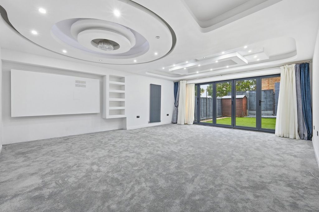 Property photo 2 of 21