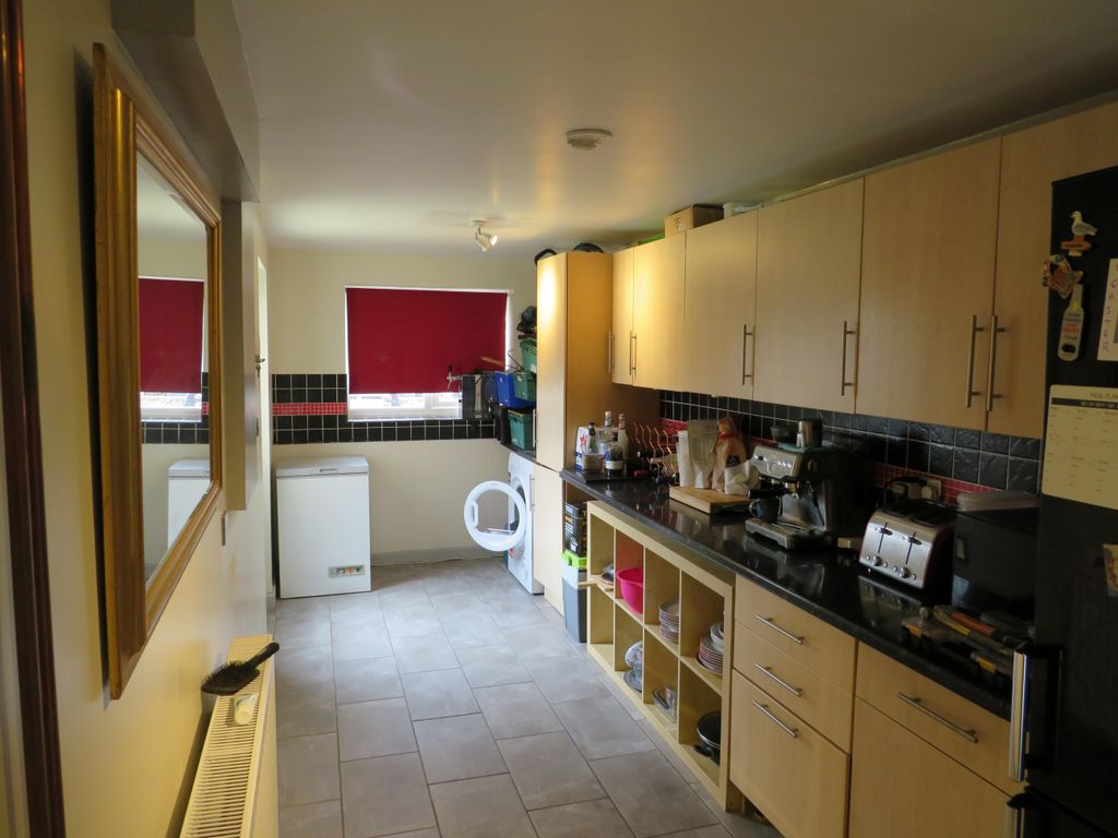 Property photo 3 of 8 Kitchen