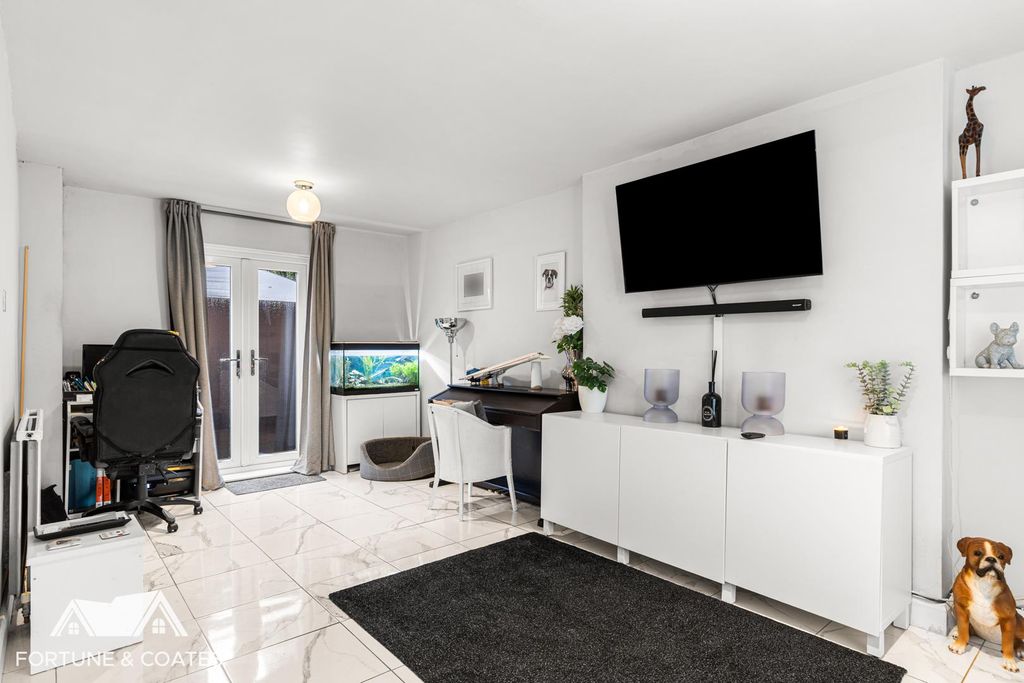 Property photo 2 of 17 Ashtreefield_12.Jpg