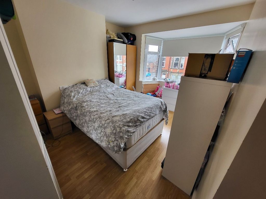 Property photo 1 of 6 A Cozy Bedroom Featuring A Double Bed With A Patte...