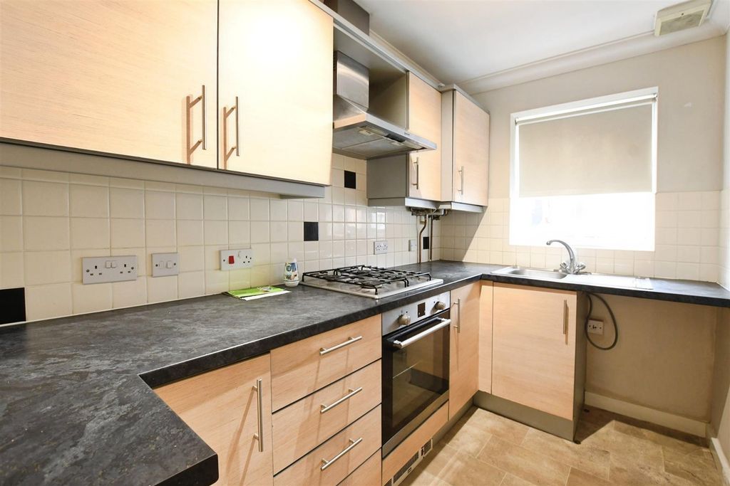 Property photo 3 of 14 Fitted Kitchen