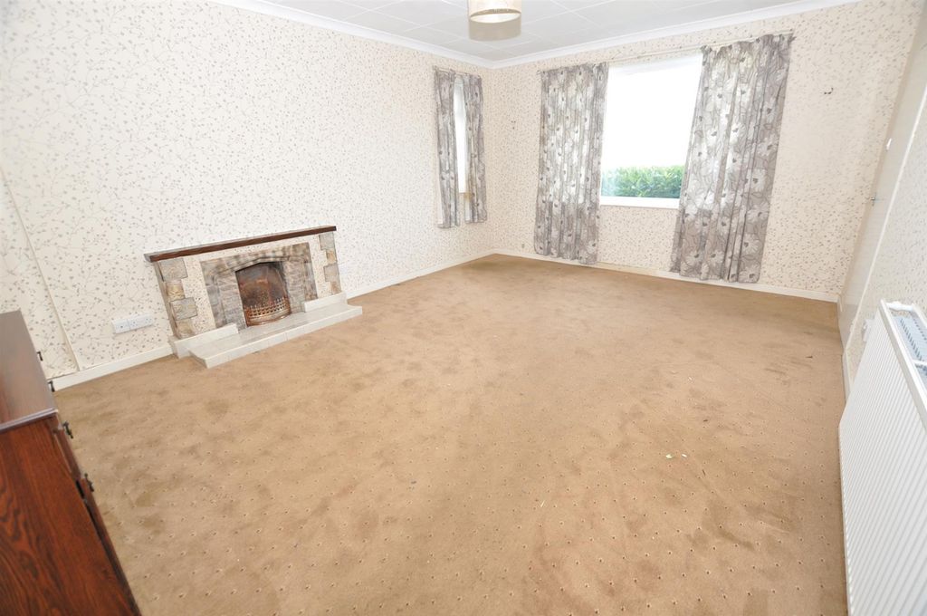 Property photo 3 of 13 Lounge