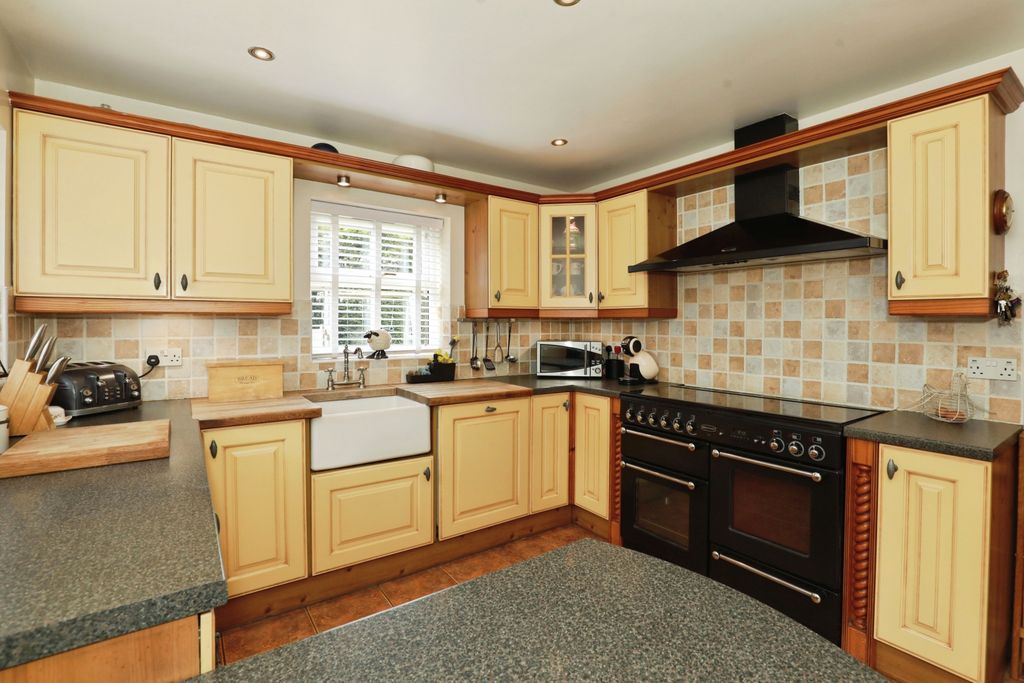 Property photo 3 of 20 Kitchen