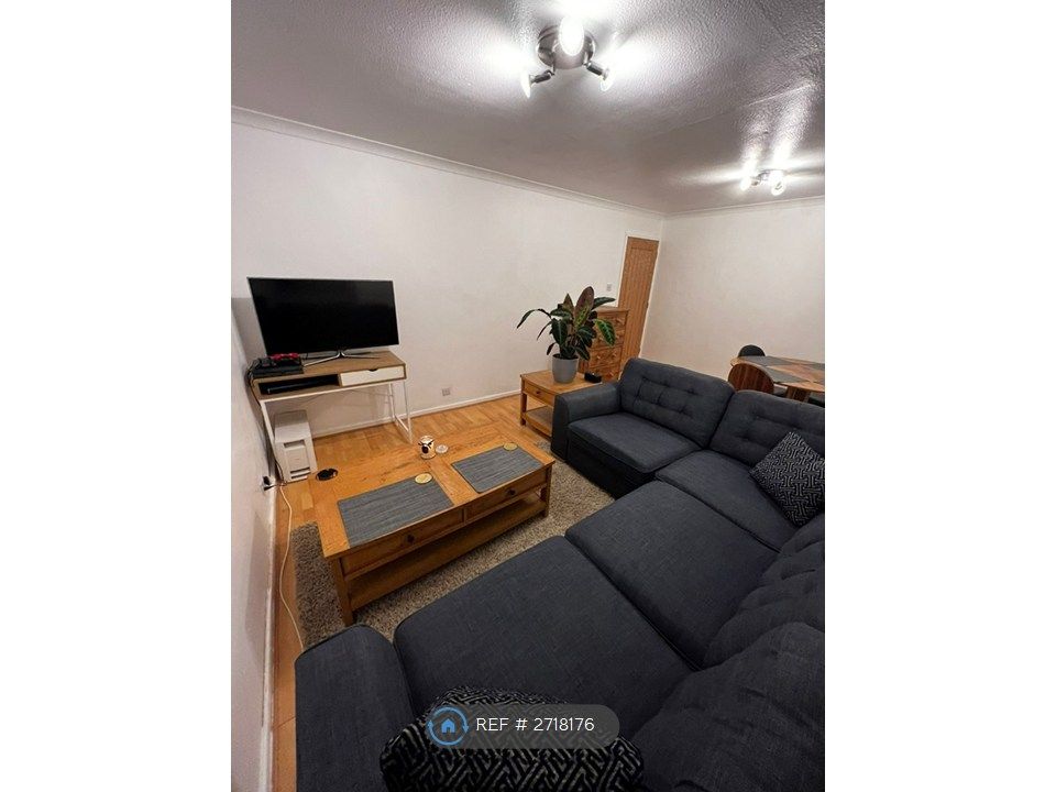 Property photo 3 of 8 Lounge