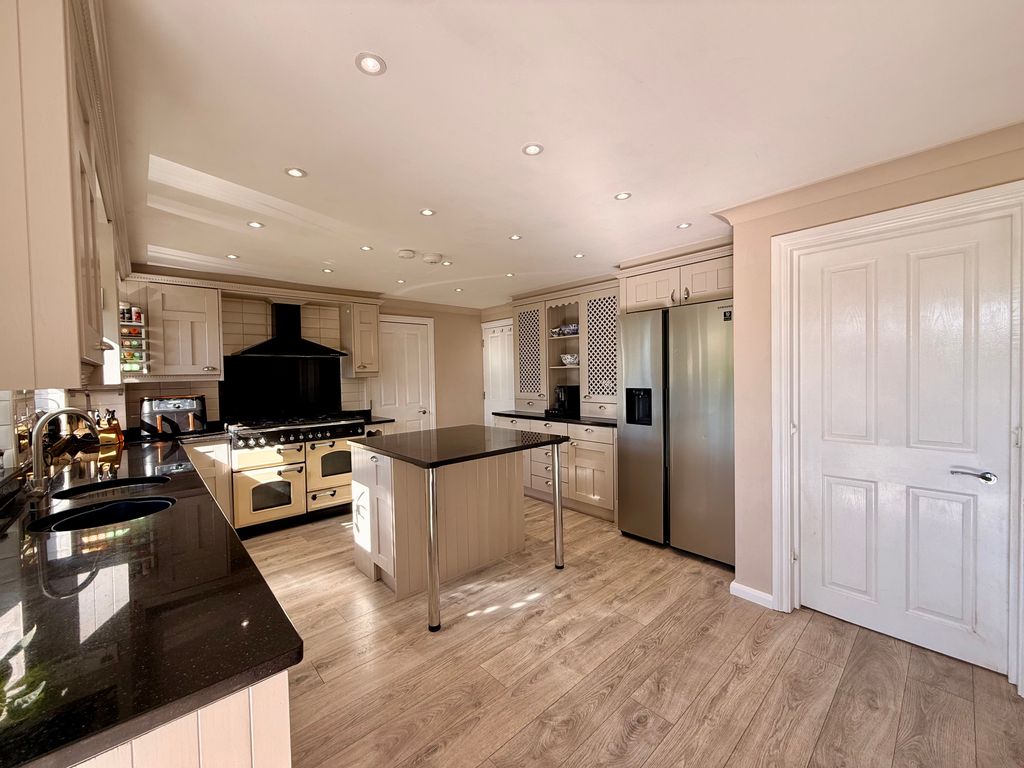 Property photo 3 of 19 Kitchen