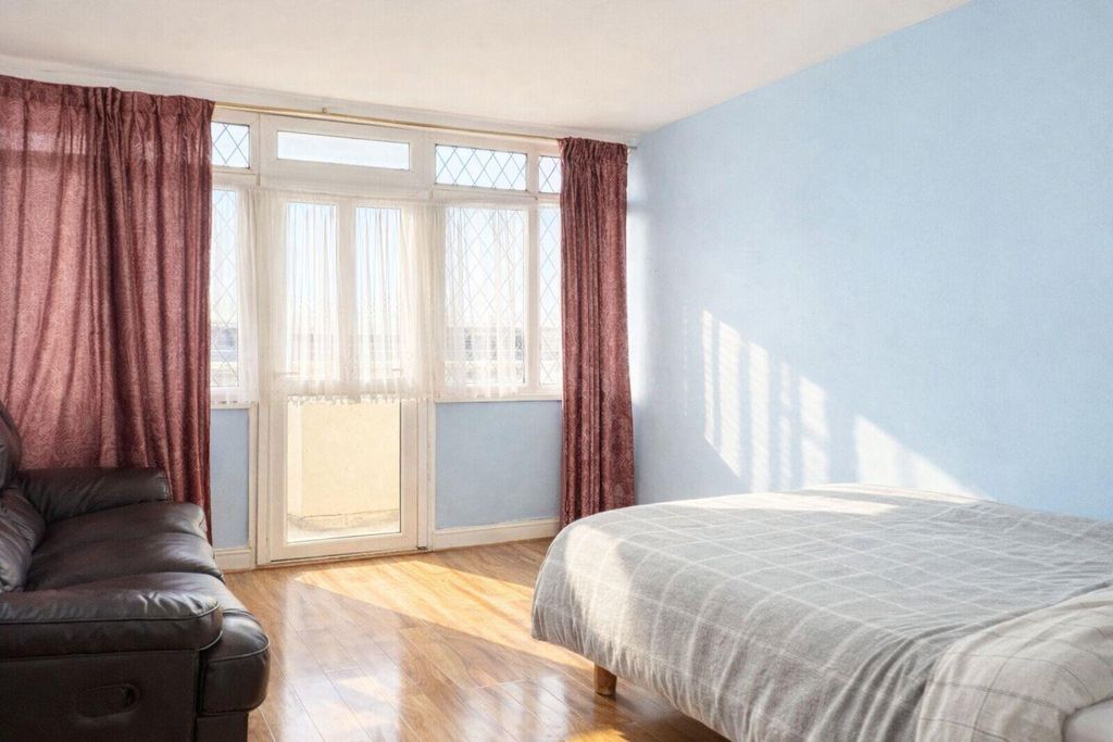 Property photo 3 of 6 Canning Town, E16 Flat For Sale By Barrain London