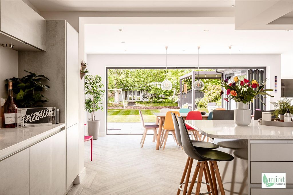 Property photo 2 of 39 Dartnell Park Road - Watermark-18.Jpg