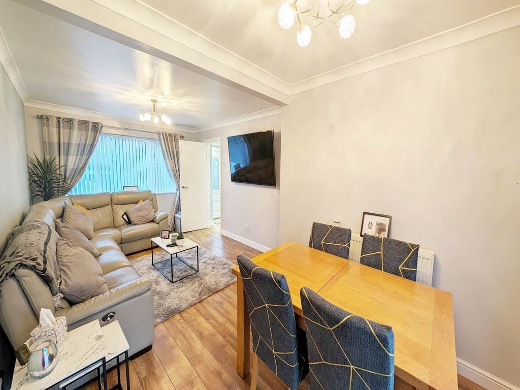 Property photo 3 of 11 Lounge