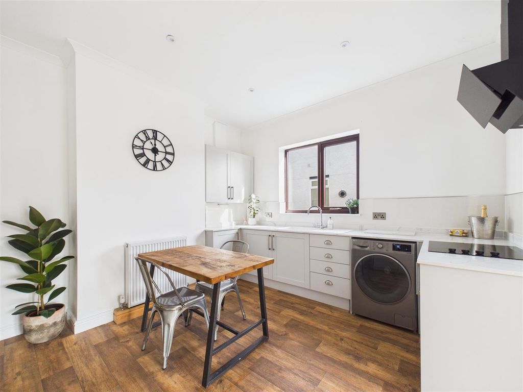 Property photo 3 of 16 Cam05207G0-Pr0086-Still003.Jpg