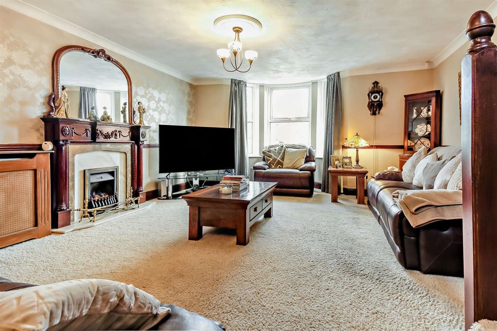 Property photo 2 of 31 8669234-Interior09-800.Jpg