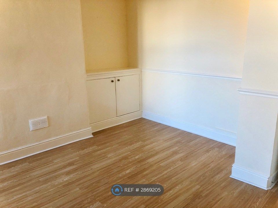 Property photo 3 of 10 Living Room/Lounge