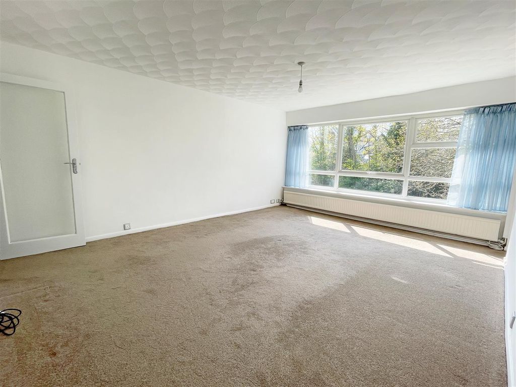 Property photo 3 of 11 12 Tennyson Lounge.Jpg