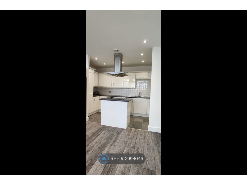Property photo 1 of 11 Kitchen With Island Hob