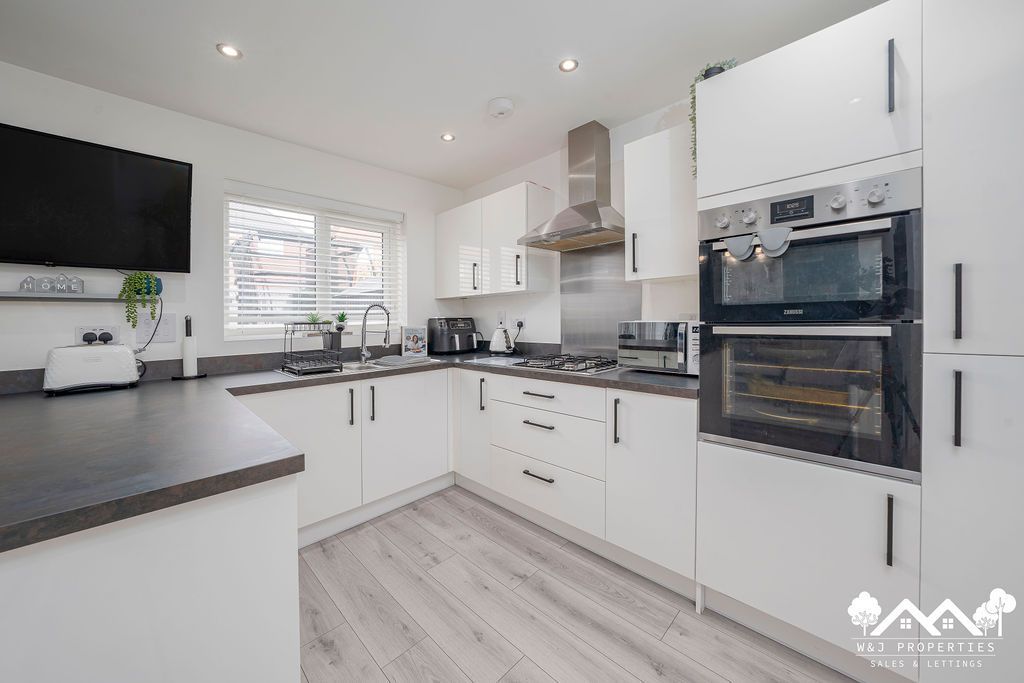 Property photo 3 of 31