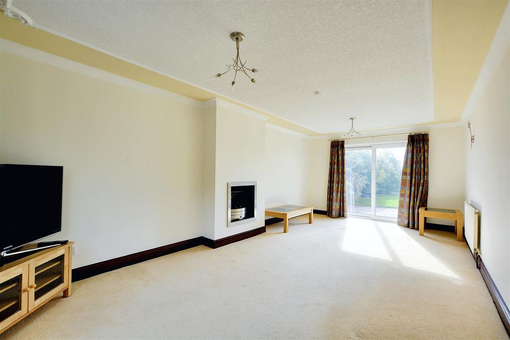 Property photo 3 of 38 Dual Aspect Living Room