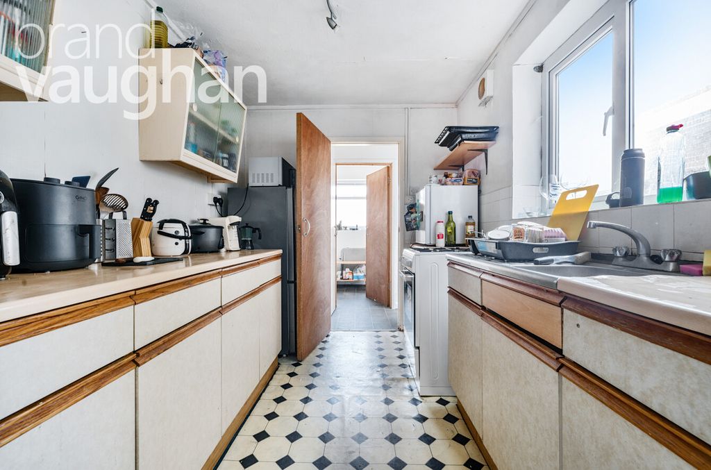 Property photo 1 of 10 Kitchen