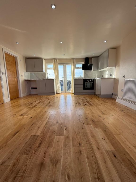 Property photo 1 of 12 3 Bed Maisonette To Rent Lawrence Avenue, London N13