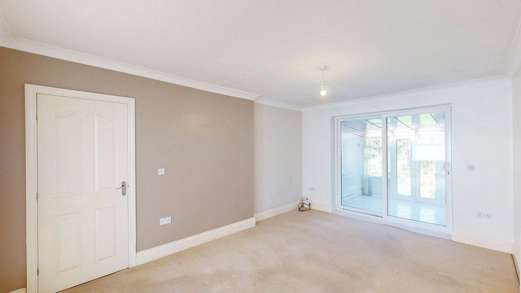 Property photo 2 of 24 Lounge