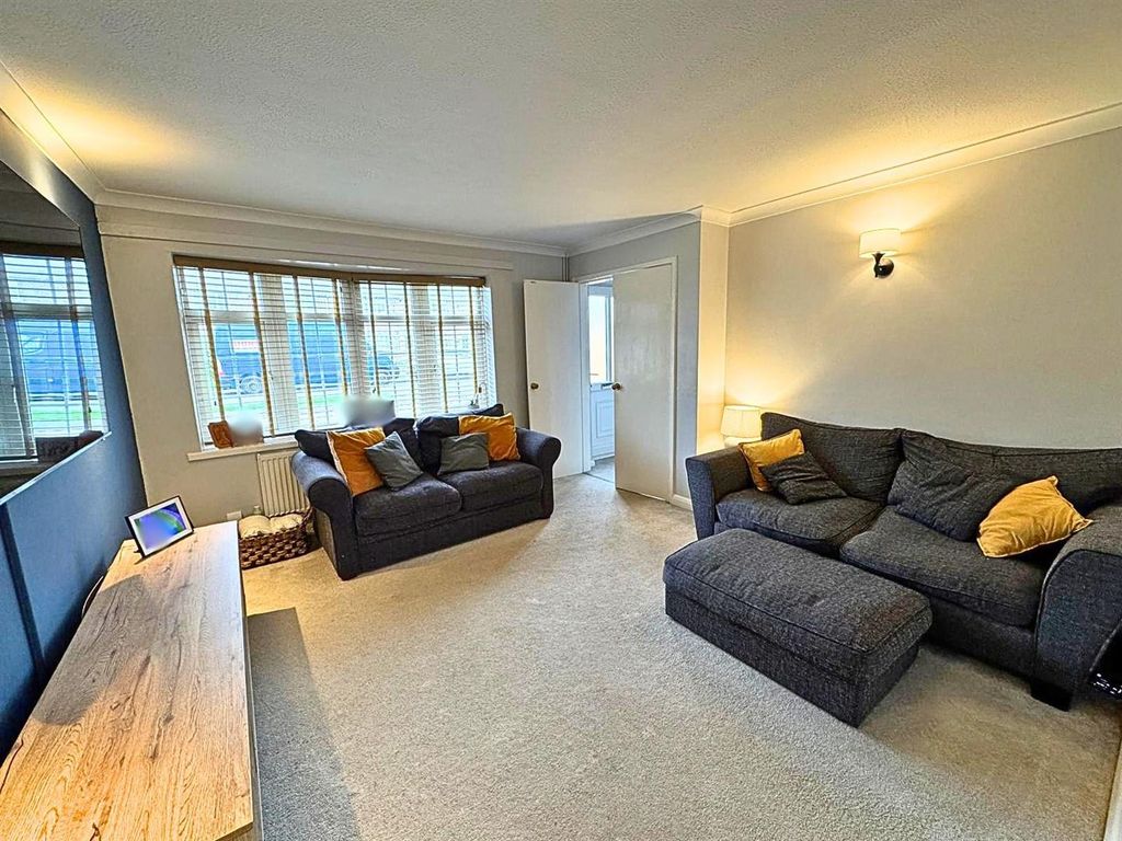 Property photo 3 of 22 Lounge