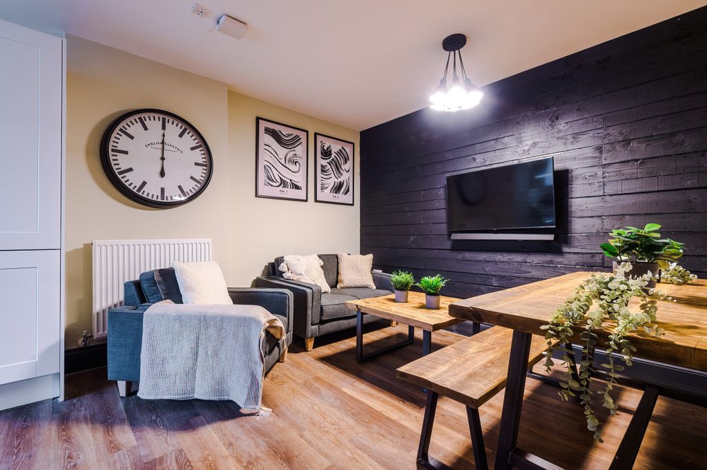 Property photo 2 of 32 Flat V, Hf, Living Room 2