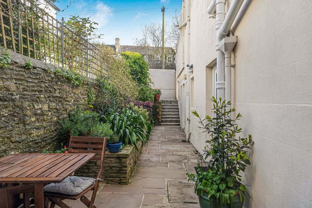 Property photo 2 of 22