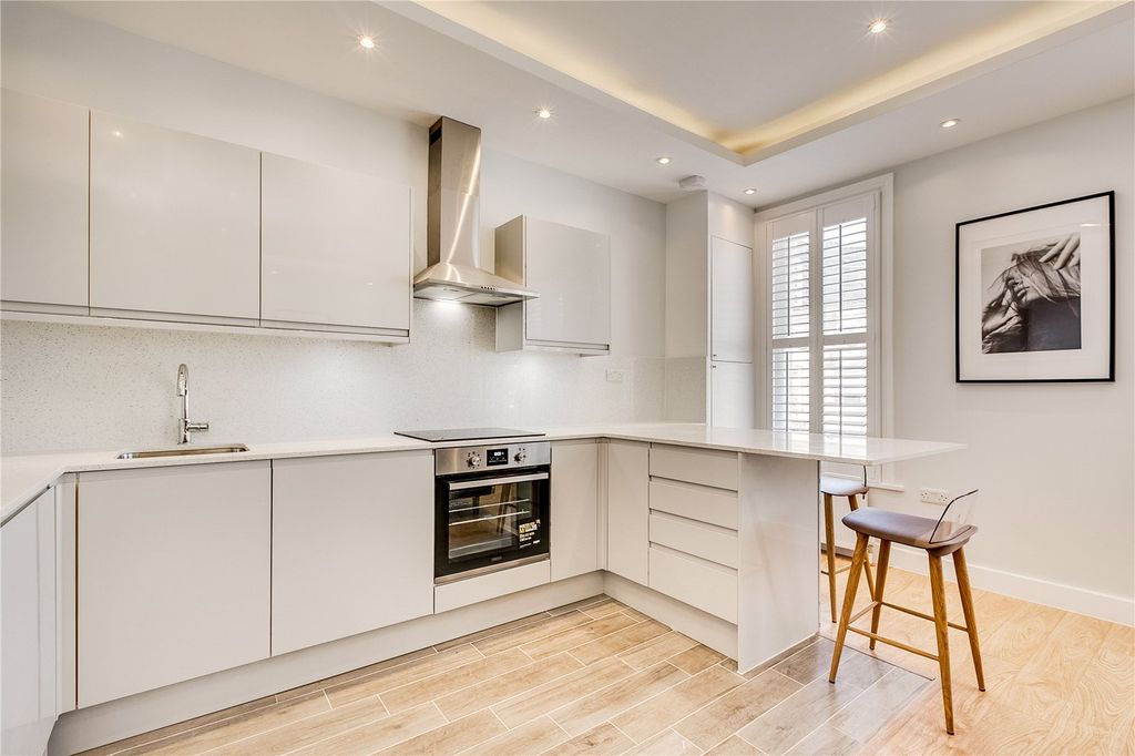 Property photo 3 of 11 Kitchen