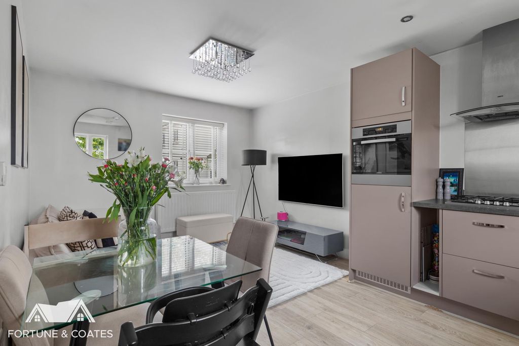Property photo 2 of 13 Turvincrescent_5.Jpg