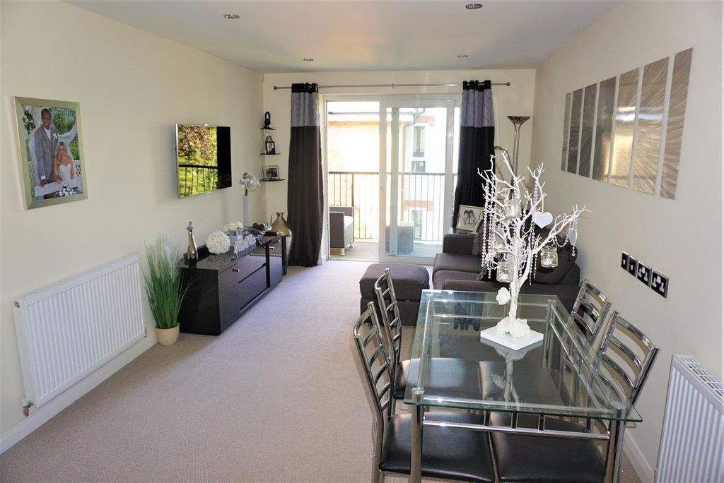 Property photo 2 of 10 Living Room/Kitchen