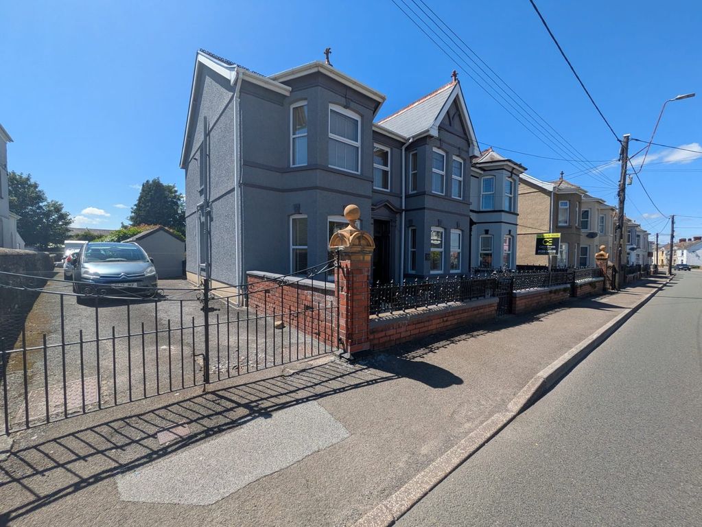 5 bed semi-detached house for saleCollege Street, Ammanford SA18