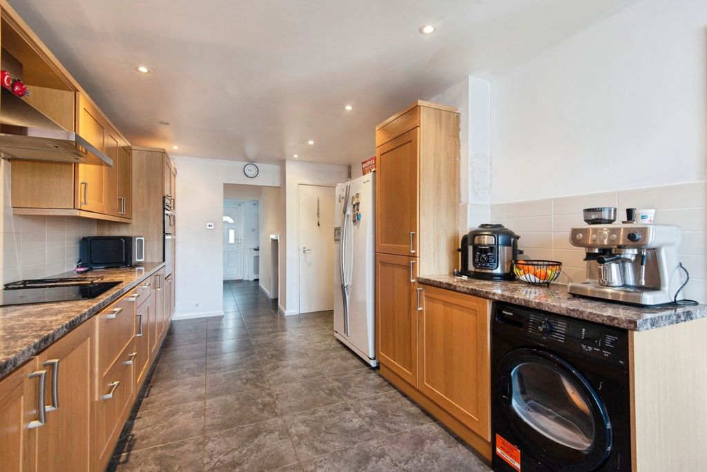 Property photo 3 of 17 Kitchen