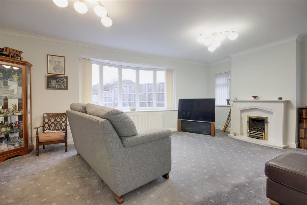 Property photo 3 of 11 Lounge