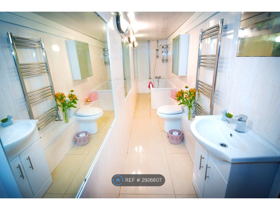 Property photo 3 of 9 Bathroom
