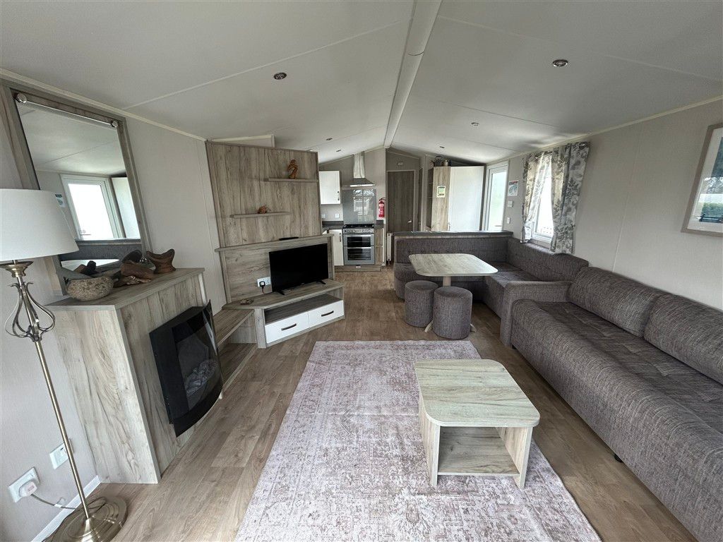 Property photo 3 of 7 Lounge/Dining