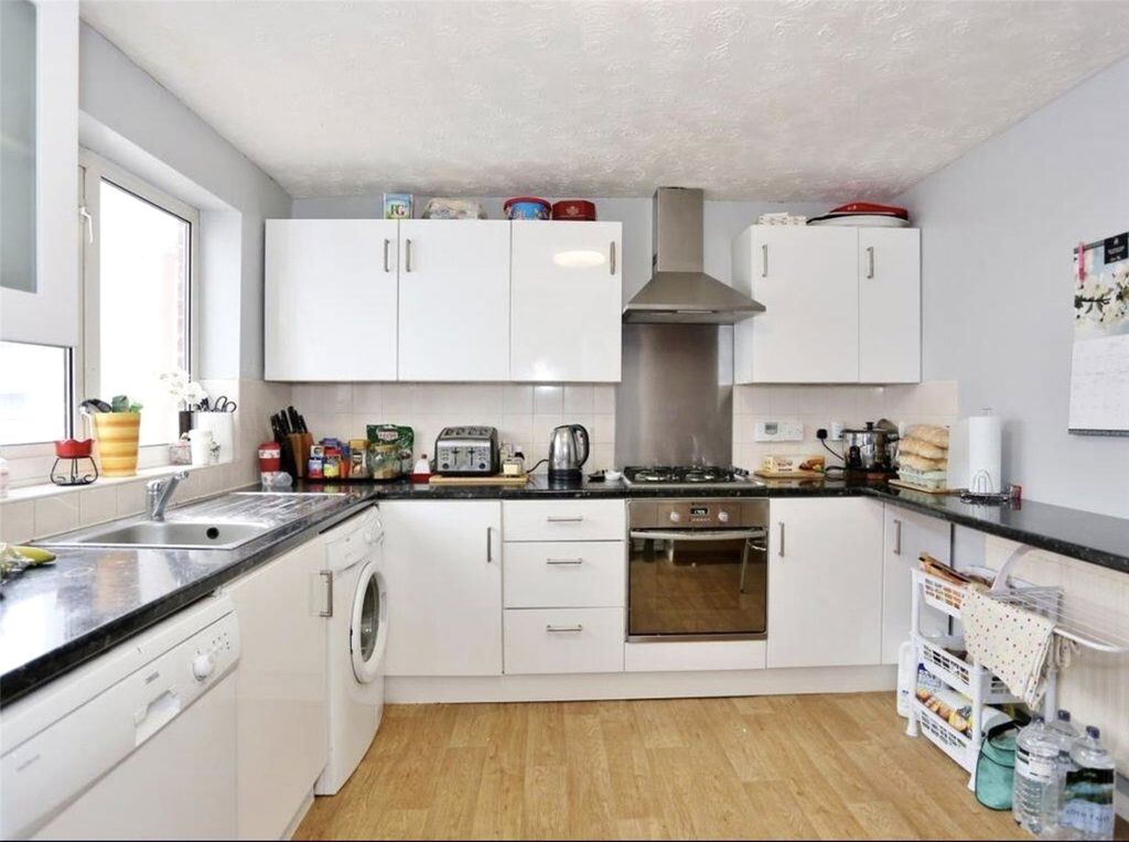 Property photo 3 of 12 Kitchen