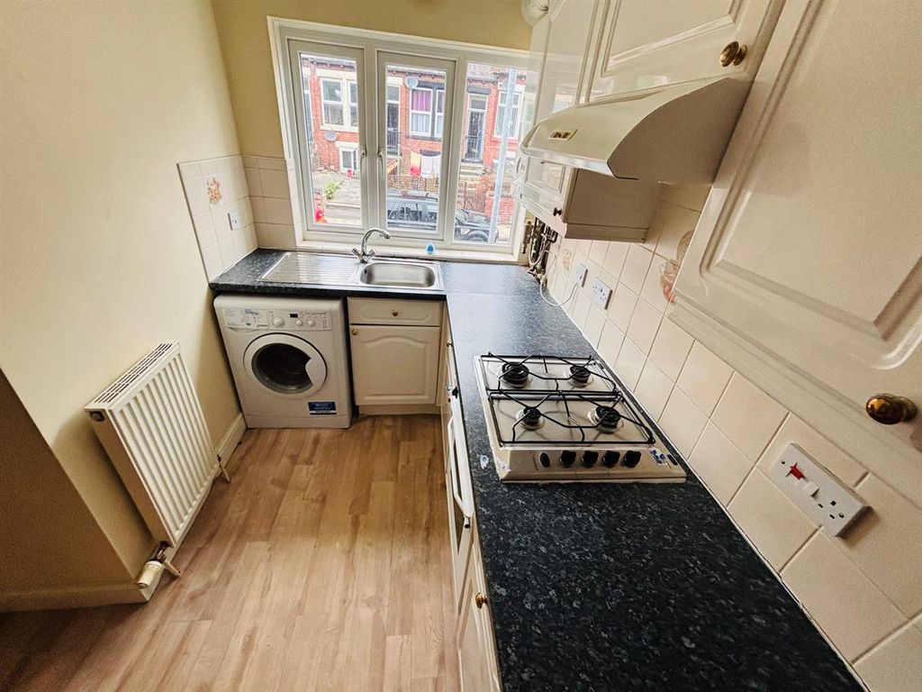 Property photo 3 of 10 Fitted Kitchen: