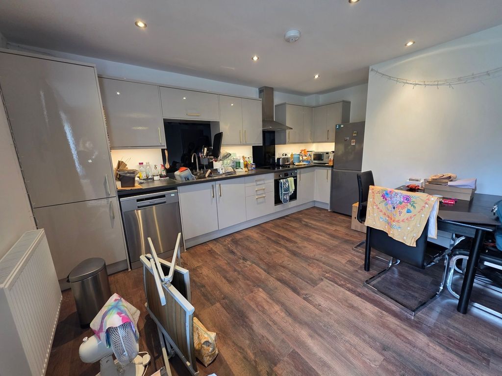 Property photo 1 of 8 Bright Modern Kitchen With Glossy Fitted Cabinets,...